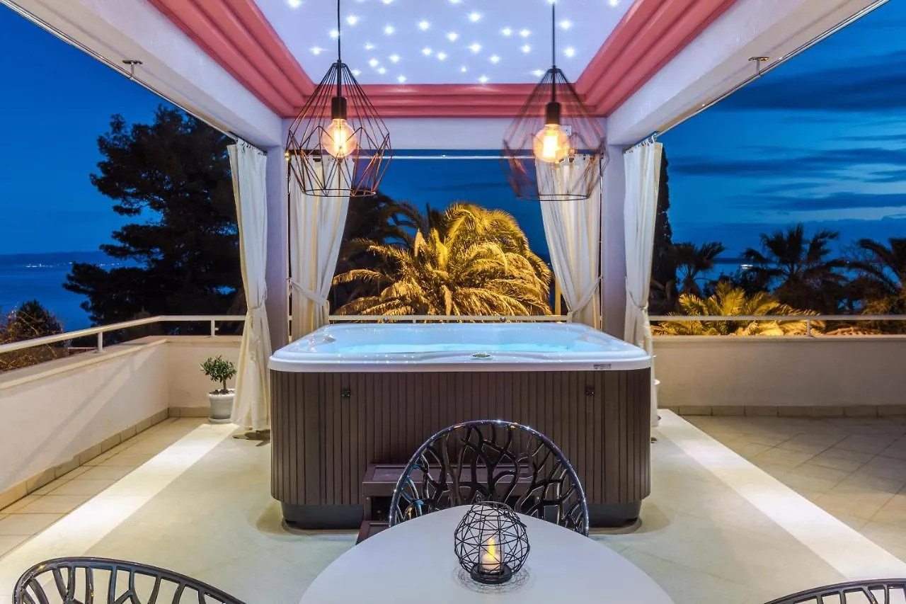 Family Apartment With Huge Terrace And Hot Tub - Franka 스플리트