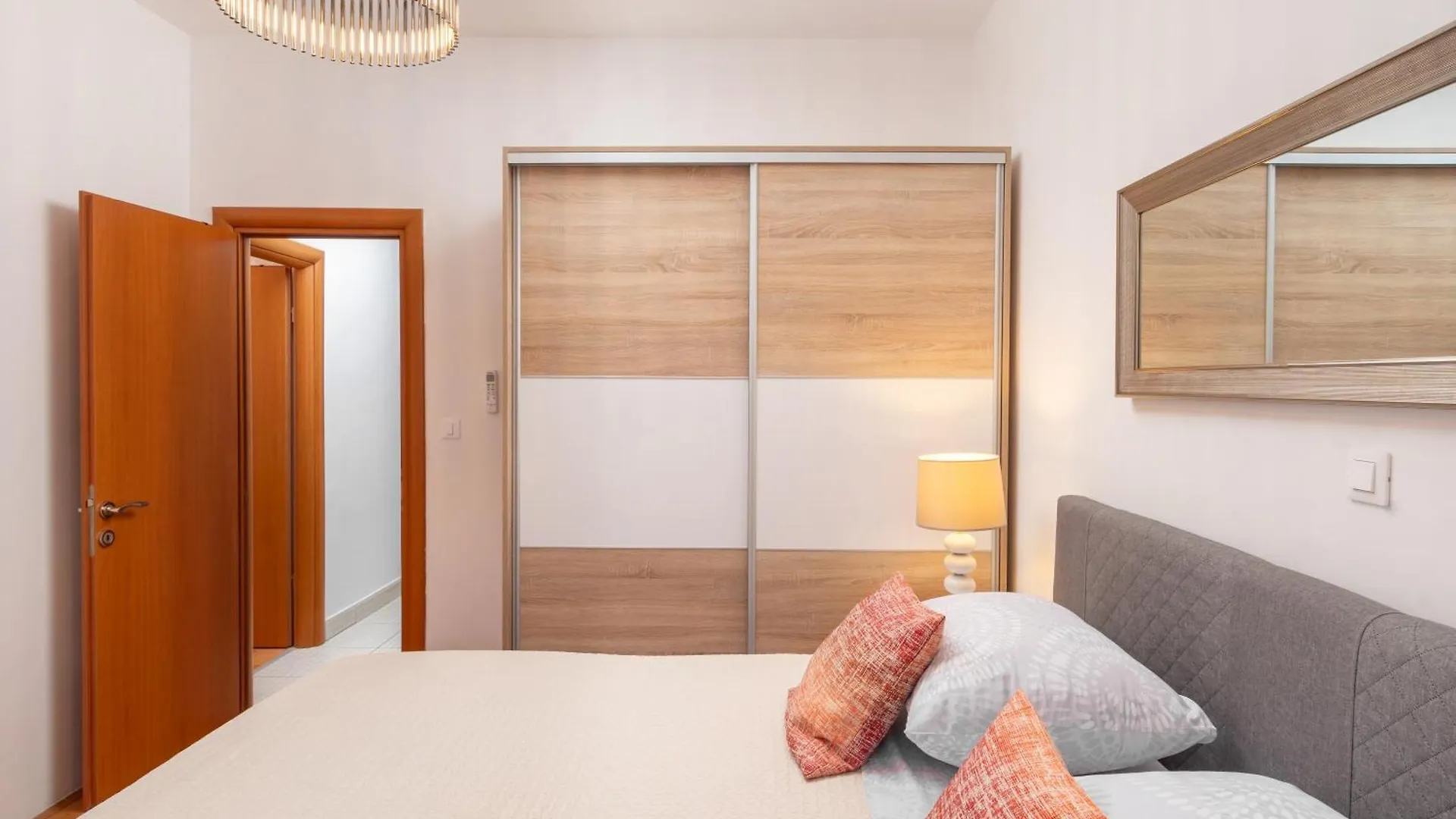 Family Apartment With Huge Terrace And Hot Tub - Franka Сплит